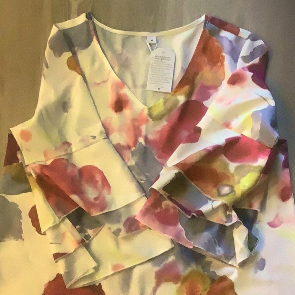 Great for summer! Ladies sundress size M. Great sleeves!